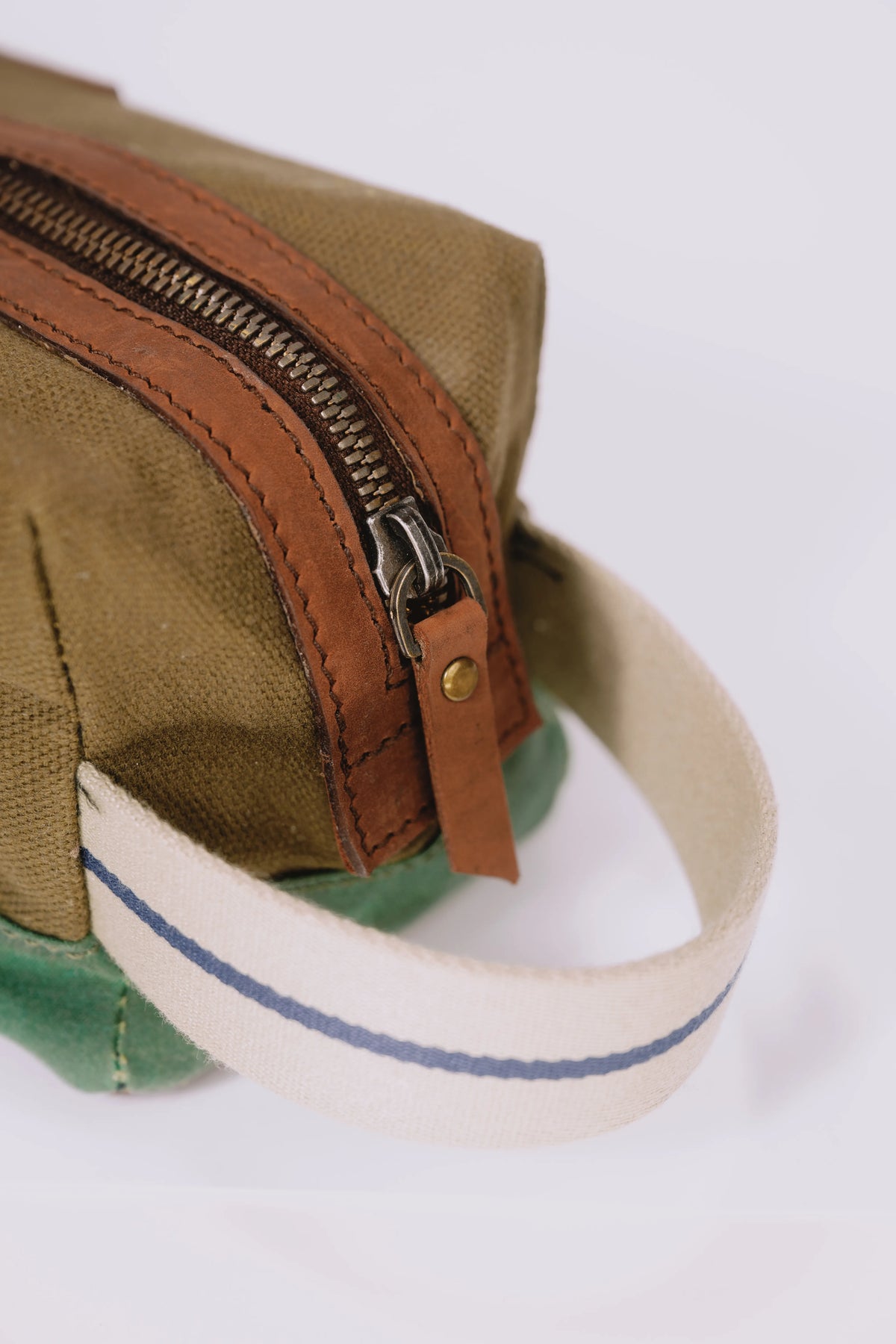 Close up of a zipper and a handle of a travellers pouch
